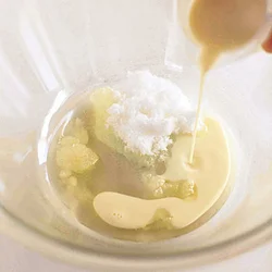 油と砂糖と豆乳を、最初に混ぜ合わせておく。砂糖が溶けるまで、ていねいに混ぜて。