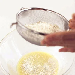 薄力粉とベーキングパウダーは一緒にふるい入れる。ふるい入れることで、だまができにくくなる。