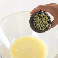 砂糖が溶けたところに、枝豆を加えて混ぜる。