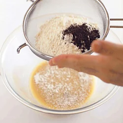 ほうじ茶は薄力粉とベーキングパウダーと一緒に、ふるい入れて。