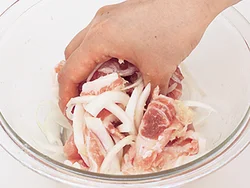豚肉は塩だれに漬けて焼くだけ。たれにサラダ油が入っているので、焼き油なしで簡単に作れる。