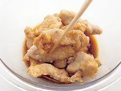 とり肉は揚げ焼きしたら、油をきって熱いうちにたれにからめると、味がよくしみこむ。