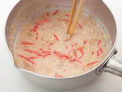 肉みその材料は鍋でほぐしてから火にかける。こうすることで肉がくっつかず、ポロポロの肉みそにできる。