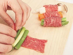 野菜は、牛肉の手前２〜３cmをあけて置き、野菜と肉が密着するように巻く。