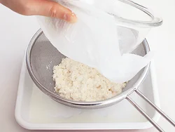 豆腐はくずしてから水きりをすると、短時間でしっかり水きりができる。