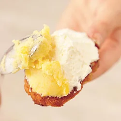 ホイップクリームをおおうようにして栗クリームをぬる。