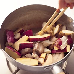 野菜に油がまわるように炒めておくと、煮くずれにくくなる。