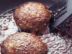 ハンバーグを焼いてから、少し多めのソースを加え、時々返しながらからめる。