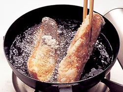 鮭は薄く片栗粉をまぶすと、カラリと揚がって、あんもからみやすい。