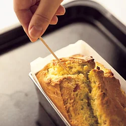 焼き上がりの目安は、竹串を刺してベチャッとした生地がつかなくなること。