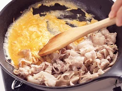 豚肉を端に寄せて、あいたところで卵を炒める。にらは火が通りやすいので、あとから入れる。