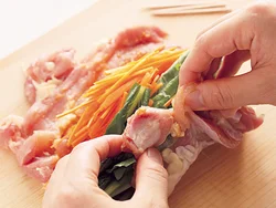 とり肉は切り目を入れて開き、野菜をのせてくるくる巻く。最後はようじで留める。
