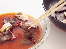 肉やきのこを焼いたら熱いうちにたれに加えると、味がよくからむ。