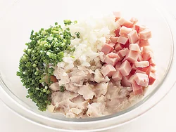 里いもはつぶしておき、ハム、万能ねぎ、玉ねぎと混ぜる。ハムは<span class="dictionary_link" id="cook_79">角切り</span>にし、食べごたえをアップ。
