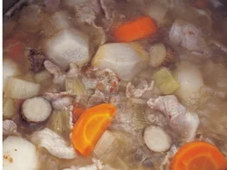 ゴロッと大きな里いもが主役。和風だしでコトコト煮て、野菜のうまみを引き出します。