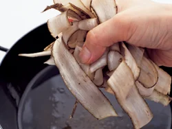 ごぼうは皮むき器で薄い帯状に切って揚げると、こうばし くてパリパリの食感に