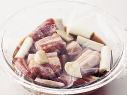 酢には肉をやわらかくする効果があるので、煮汁に酢を加えると効果的。