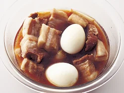 肉に余熱でじんわり火を通してやわらかく仕上げる間に、卵に味をなじませる。