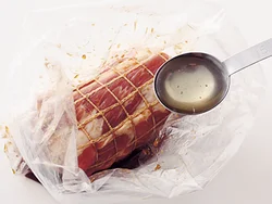 はちみつを加えた漬け汁は肉にからみやすく、表面をおおうので味がしみやすい。