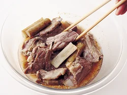 ラップをはずして、途中返しながら、水分をとばすように加熱してこうばしく。