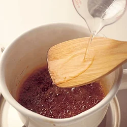 熱湯を注ぐときに木べらを使えば、熱い蒸気があがるのを軽減できる。