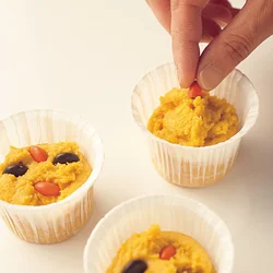 粒チョコレートは、半分に切るとふくらんだときに生地からこぼれ落ちず、焼き上がりがきれい。ハロウィーンカラーのオレンジと黒を使って。