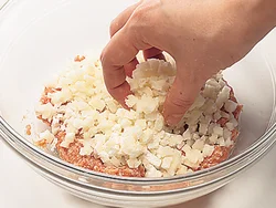 れんこんに片栗粉をまぶしてから肉だね全体を混ぜると、ひき肉とれんこんがなじんで、だんごがまとまりやすい。また、片栗粉によって、れんこんの水分が保たれ、食感のよい肉だんごになる。