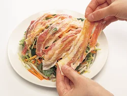 豚肉は野菜をおおうようにして１枚ずつのせる。肉汁やたれが下の野菜にしみこんで野菜もおいしくなる。