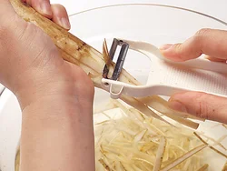 ごぼうは包丁で縦に４〜５本切り目を入れてから皮むき器でむくとささがきになる。