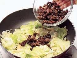 牛肉はじっくり焼いてカリカリにし、いったん取り出す。キャベツやねぎを炒めたら、火を止めてから牛肉を戻し入れる。牛肉の食感が残るようにさっと混ぜ合わせる程度にして。