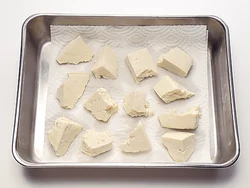豆腐はちぎった断面から水分が多く出るので、簡単に短時間で水きりができる。