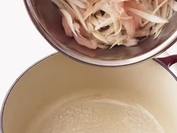 酒と水を少量沸騰させたところに、ごぼうとささ身を入れ、さっと蒸し煮にする。