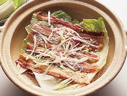 白菜、豚肉、ねぎ、しょうが、にんにくの順に重ねていく。それぞれのうまみが伝わり、深い味わいに。