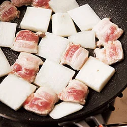 長いもと豚肉は同時に炒めることで、肉のうまみを長いもに移すことができる。
