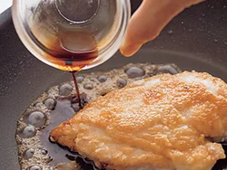 加熱しすぎると肉がパサつくので、たれを加えたら手早くからめて火を止め、そのままおいて、余熱で火を通す。