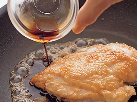 加熱しすぎると肉がパサつくので、たれを加えたら手早くからめて火を止め、そのままおいて、余熱で火を通す。