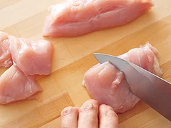 とり肉の繊維を断ち切るように切ると、よりやわらかい食感に揚がる。