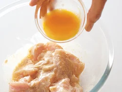 ころもに卵を加えると、ころもも肉もふんわりと揚がる。うまみが逃げないように、肉によくもみ込んで。