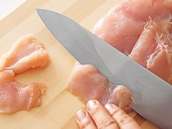 とり肉は薄いそぎ切りにすると、やわらかく揚がり、ころものカリッとした食感も引き立つ。