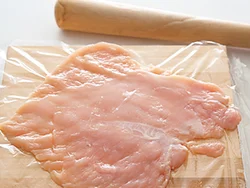 とり肉をめん棒でたたいてのばすことで、肉の繊維が断ち切られてやわらかくなる。