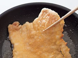 パン粉を細かくすることで、肉の表面をまんべんなくおおい、うまみを閉じ込める。また、焦げにくくもなる。