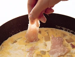 もみ込んだ片栗粉は肉汁を閉じ込めると同時に、全体にとろみをつける。くっつかないように１切れずつ加えて。