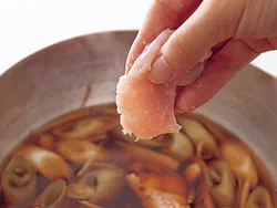 片栗粉が肉のパサつきを防ぐとともに、野菜のうまみが出た煮汁もからみやすくなってジューシー感が増す。