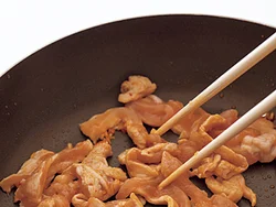 片栗粉でくっつきやすくなったむね肉を、しっかり箸でほぐしながら炒めるのがコツ。しっとりした歯ざわりに。