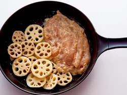 とり肉は味がしみこみやすいように厚みを開いてマリネ。フライパンにのせ、焼き色をつけながら、こうばしく仕上げる。