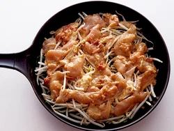 とり肉は一口大に切ってマリネ。野菜にのせて蒸し焼きにすると、肉のうまみが野菜にしみ込みやすい。