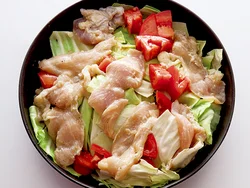 味を吸っておいしくなるキャベツを下、うまみが出るトマトやとり肉は上にして蒸し焼きにする。