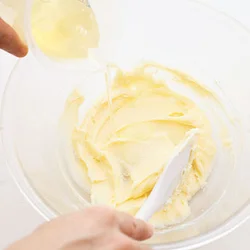 卵白は3回くらいに分けて、少しずつ加えるほうが混ぜやすい。