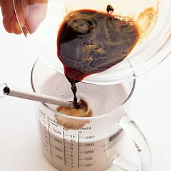 卵液とまんべんなく混ざるように、まず甘いコーヒー牛乳を作る。 