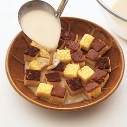 カステラは重ならないように並べ、プリン液を上から回しかける。